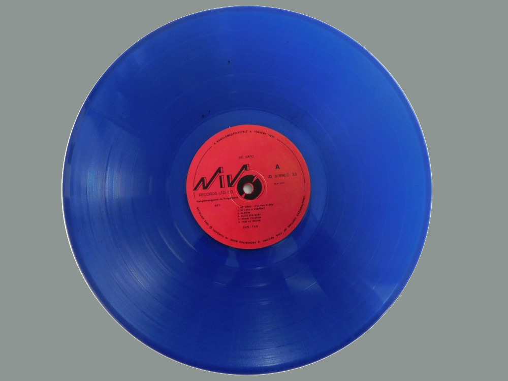 Read more about the article A Nívó Kft. átlátszó kék hanglemezei